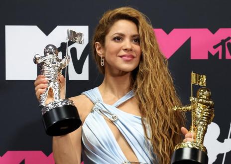 Imagen secundaria 1 - Shakira posó con sus dos premios y actuó durante diez minutos.