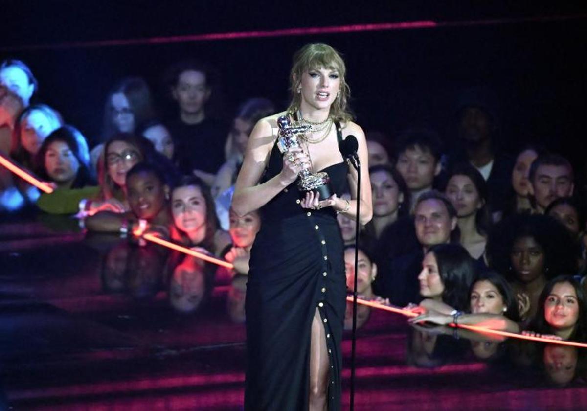 Taylor Swift recoge uno de sus nueve galardones.