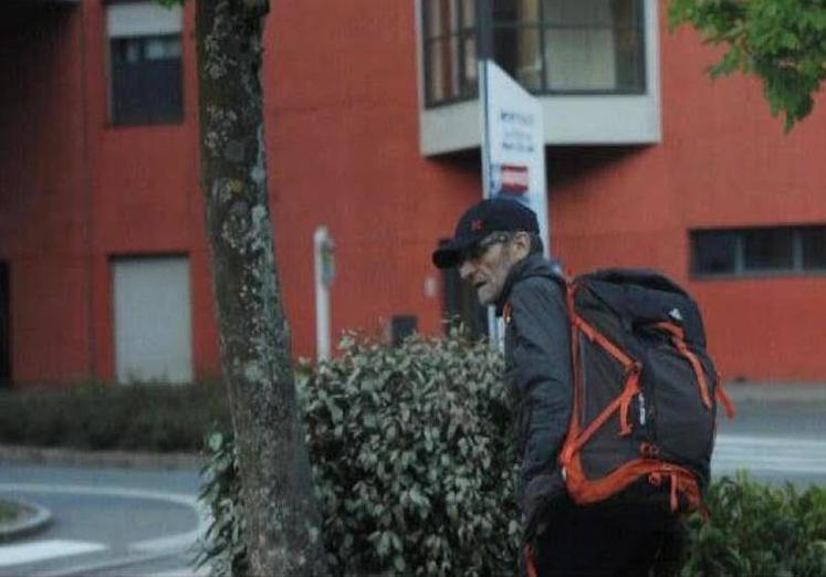 Imagen principal - Arriba, 'Josu Ternera' antes de su detención, mientras era vigilado por la Guardia Civil. Abajo, a la derecha una foto de su juventud, cuando comenzó a militar en ETA y a la izquierda de uno de los juicios a los que fue sometido en París. 