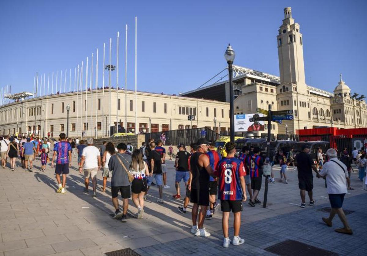 Aficionados del Barça en los aledaños de Montjuic.