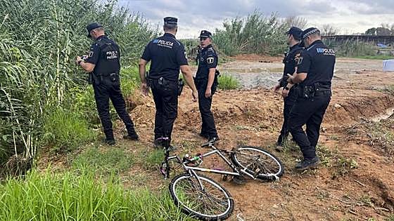 Buscan a un ciclista arrastrado por el agua en Valencia