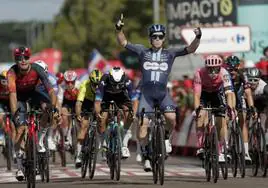 Alberto Dainese celebra su victoria en la 19ª etapa de la Vuelta que terminó en Íscar.