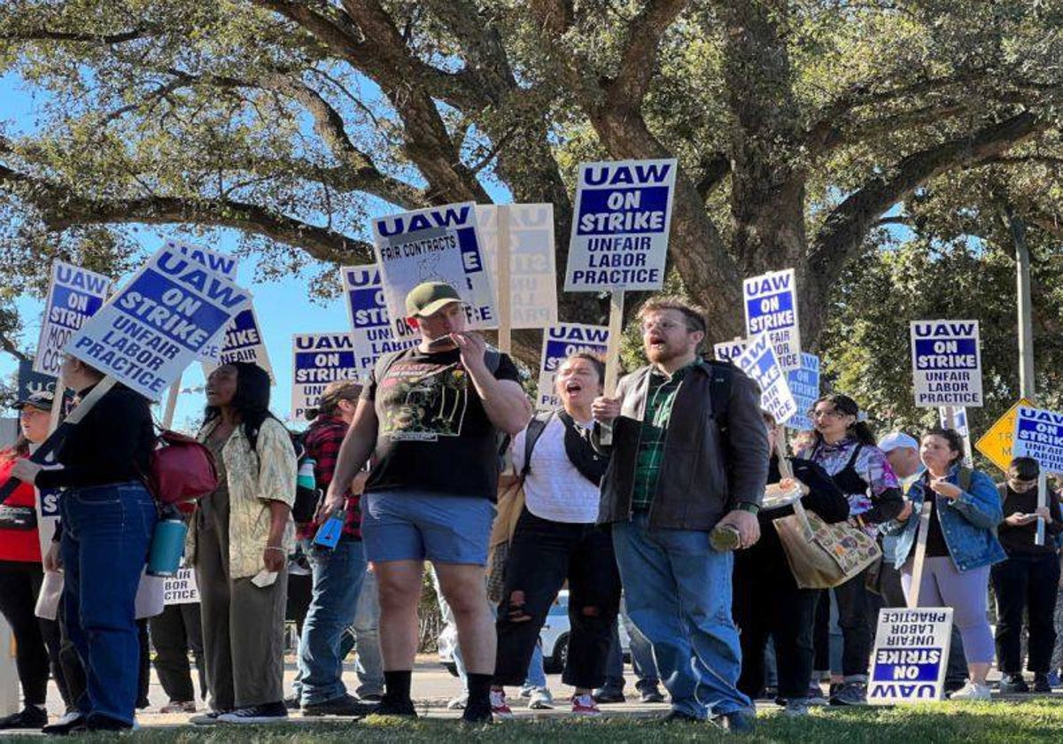 Trabajadores del sindicato UAW en huelga