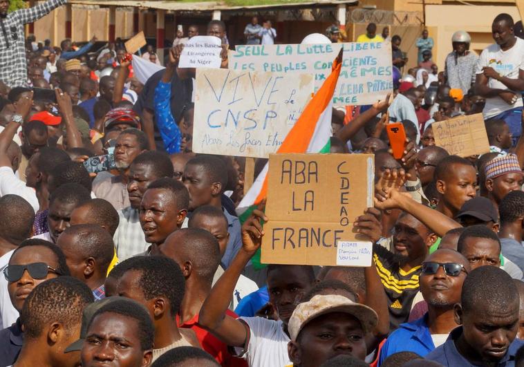 Macron denuncia que el embajador francés en Níger es «rehén» de los golpistas