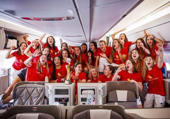 Las campeonas del mundo posan con el trofeo en su vuelo de vuelta desde Sídney.