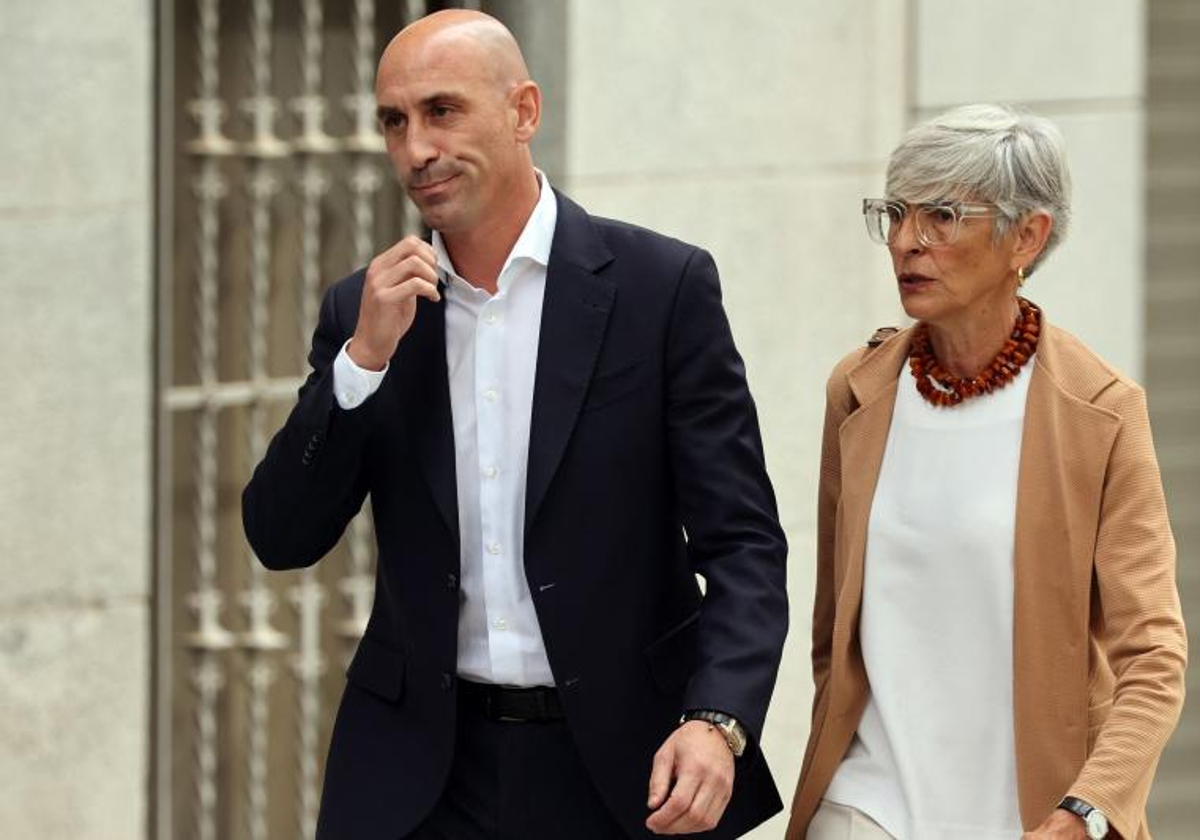 Luis Rubiales, junto a su abogada, tras declarar en la Audiencia Nacional.