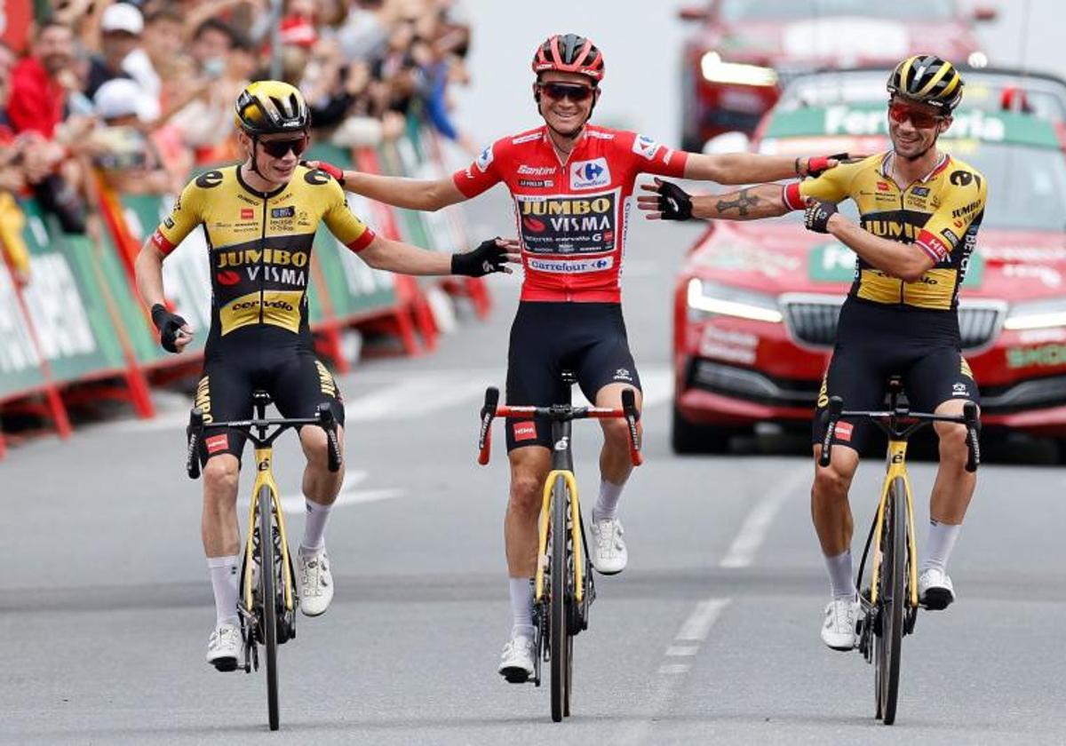 Sepp Kuss, entre Jonas Vingegaard y Primoz Roglic al entrar en la meta en la 20ª etapa de la Vuelta.