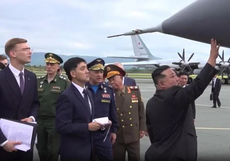 Kim Jong-un observa uno de los aviones rusos en su visita de ayer a Vladivostok.