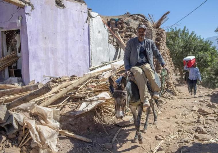 Un hombre observa los destrozos del seísmo en la aldea de Tinmel, al sur de Marrakech.