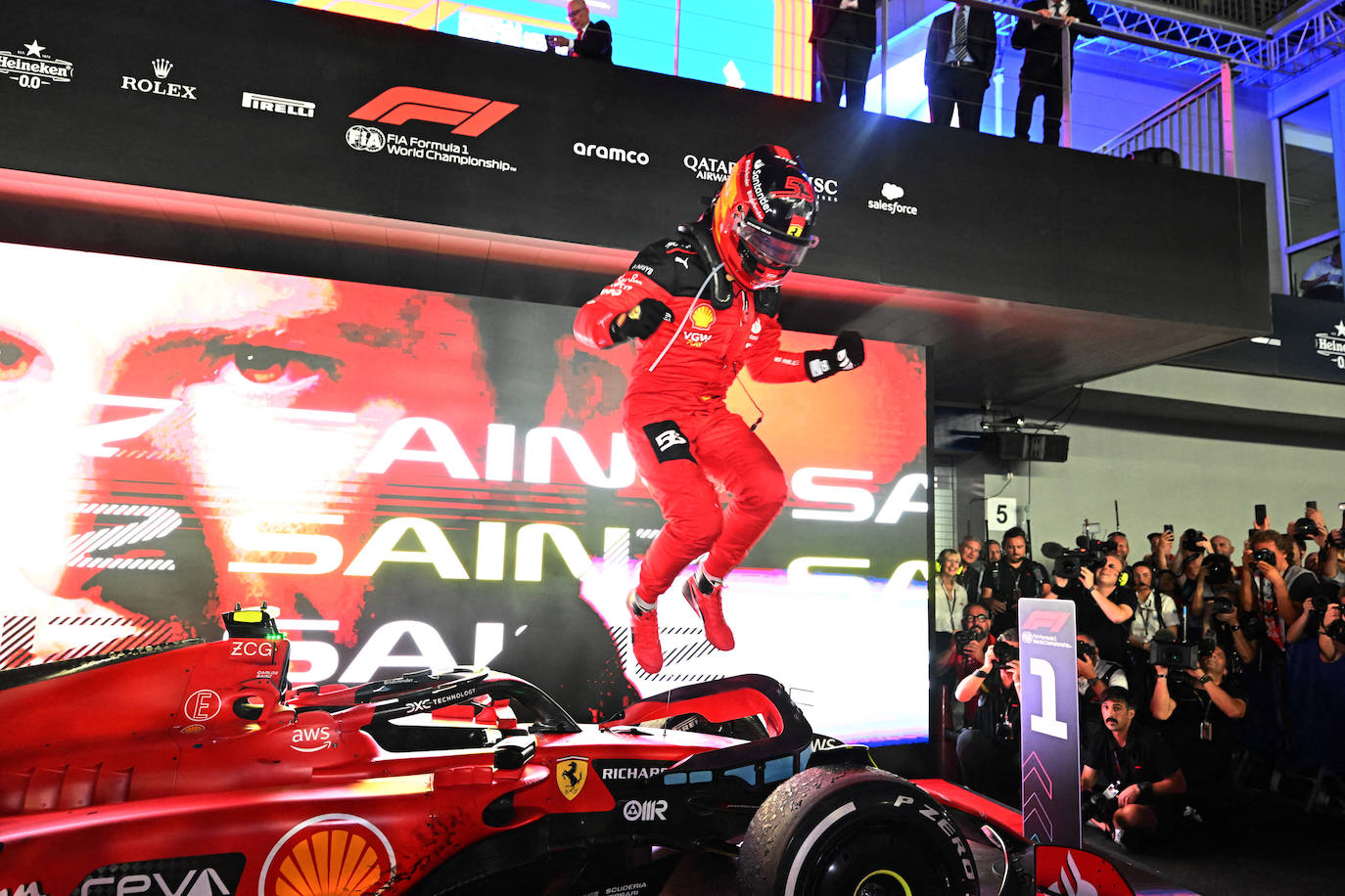 «Es un sentimiento increíble y un fin de semana increíble. Gracias a todos en Ferrari porque han hecho un enorme esfuerzo para darle la vuelta al tumultuoso inicio de temporada. Hemos hecho todo lo que teníamos que hacer en la carrera y nos vamos con una victoria que todo Ferrari y toda Italia estará orgullosa», destacó el madrileño.