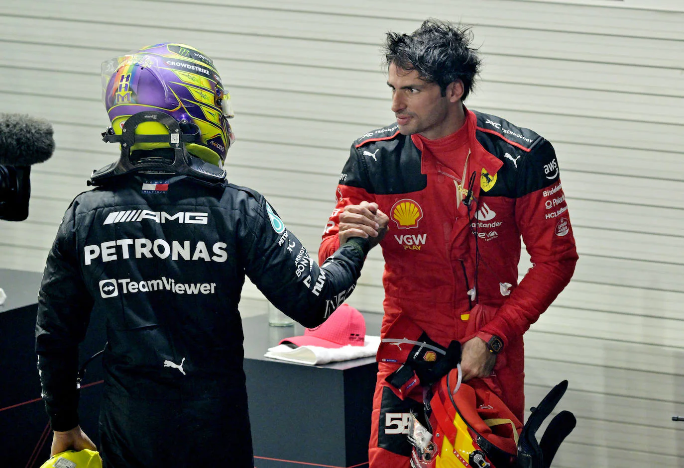 Eufórico, Sainz recibió la felicitación de sus compañeros en el 'gran circo', entre ellos la de Lewis Hamilton, que finalizó tercero.