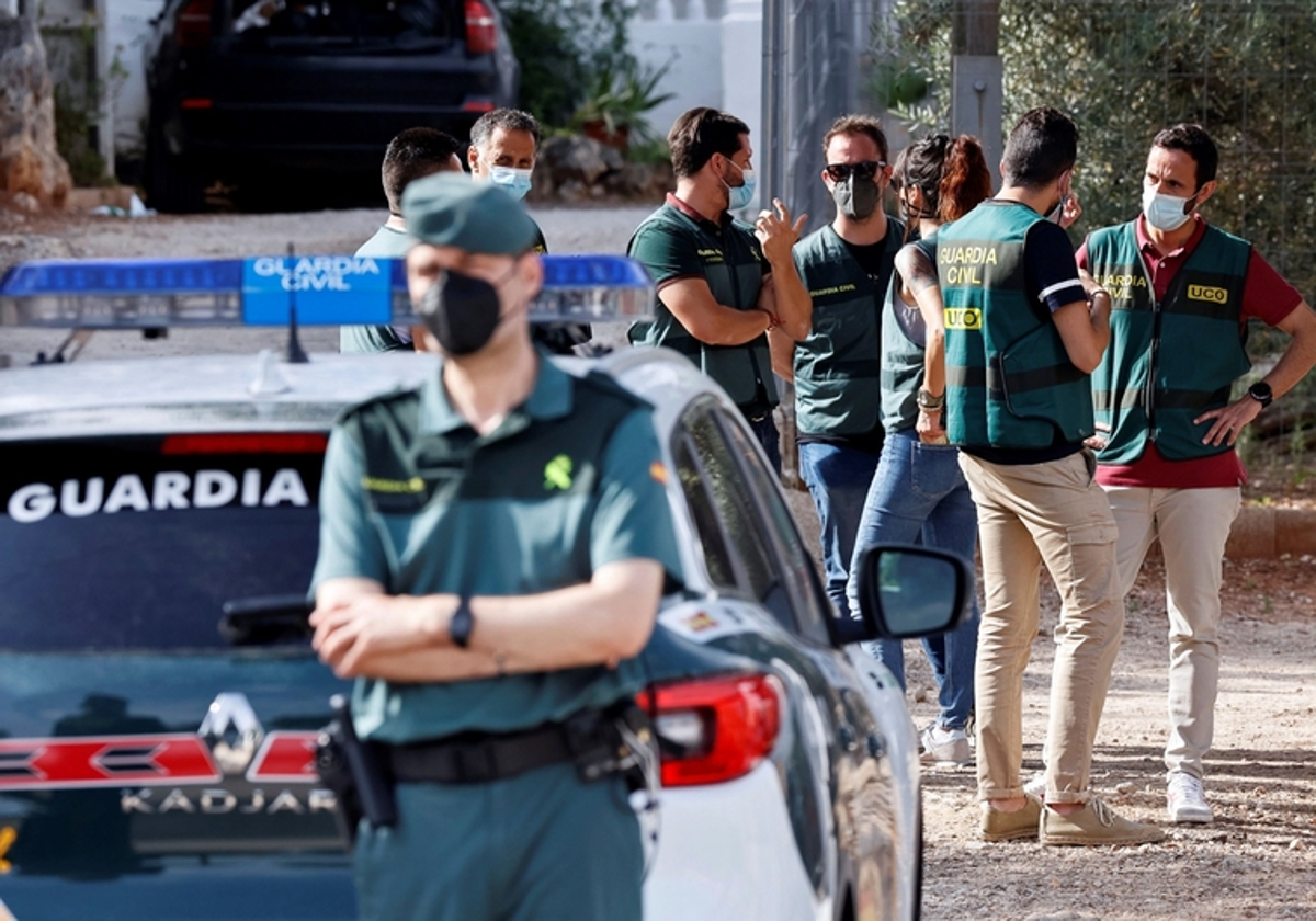 Agentes de la Guardia Civil de Valencia durante una investigación criminal.