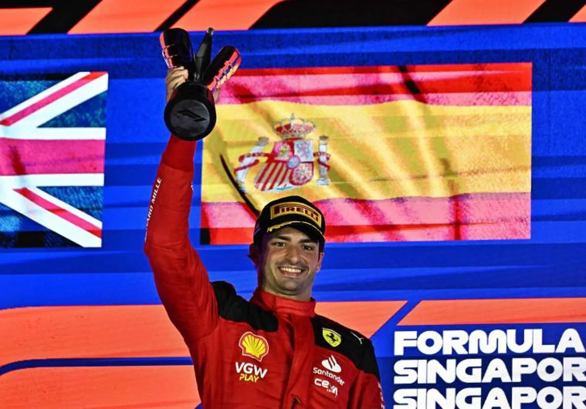 Carlos Sainz celebra su victoria en lo alto del podio.