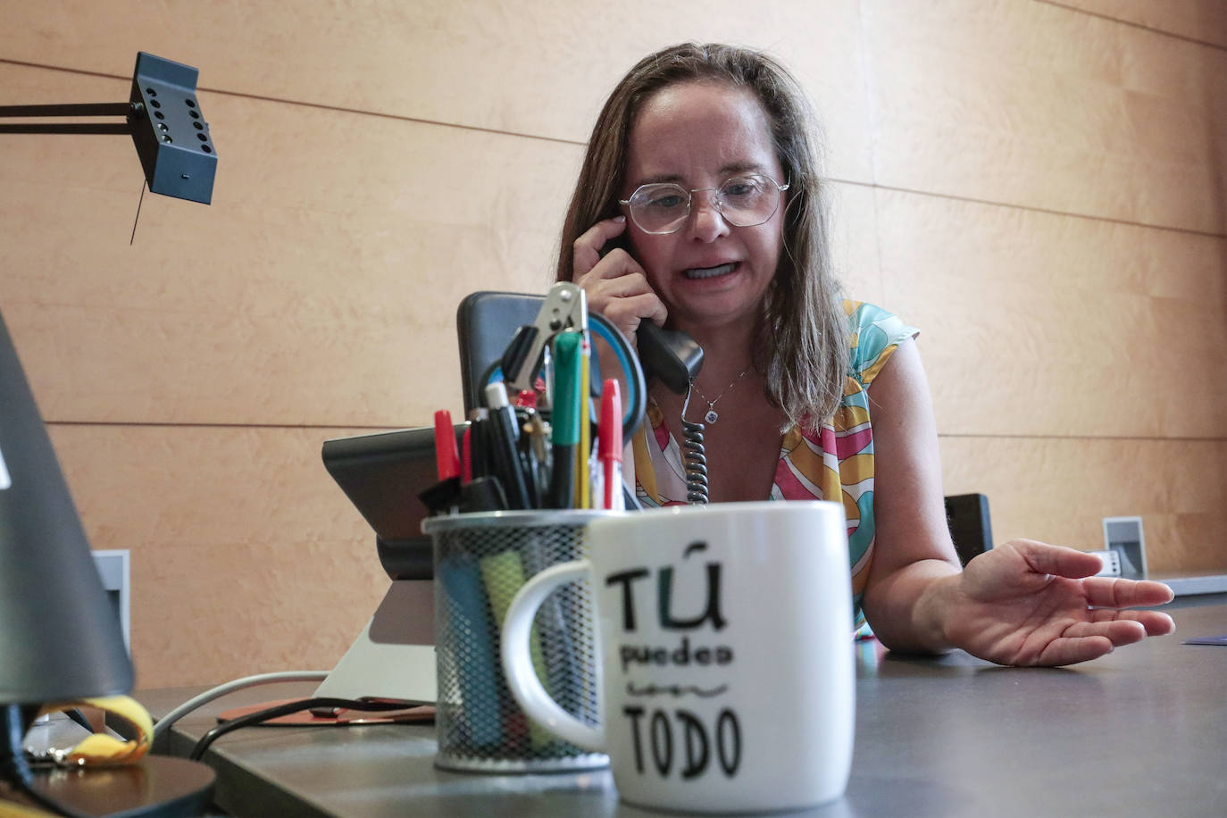 La valenciana atiende por teléfono a una emisora de radio madrileña.