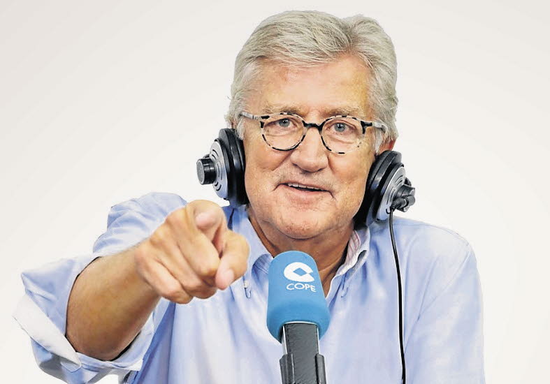 Pepe Domingo Castaño, con el micrófono de la Cadena Cope.