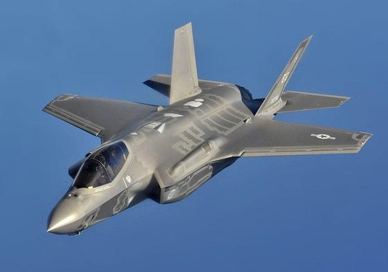 Un caza F-35, durante unas prácticas de vuelo.