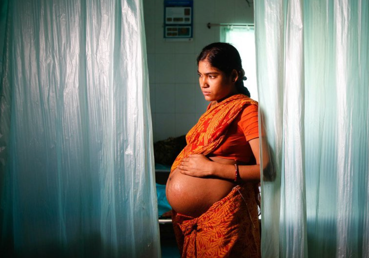 Una futura madre se prepara para dar a luz en Calcuta (India).