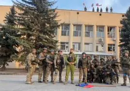 Soldados ucranianos se fotogafían en Limán tras su recuperación.