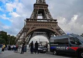 Varios agentes vigilan las calles de París