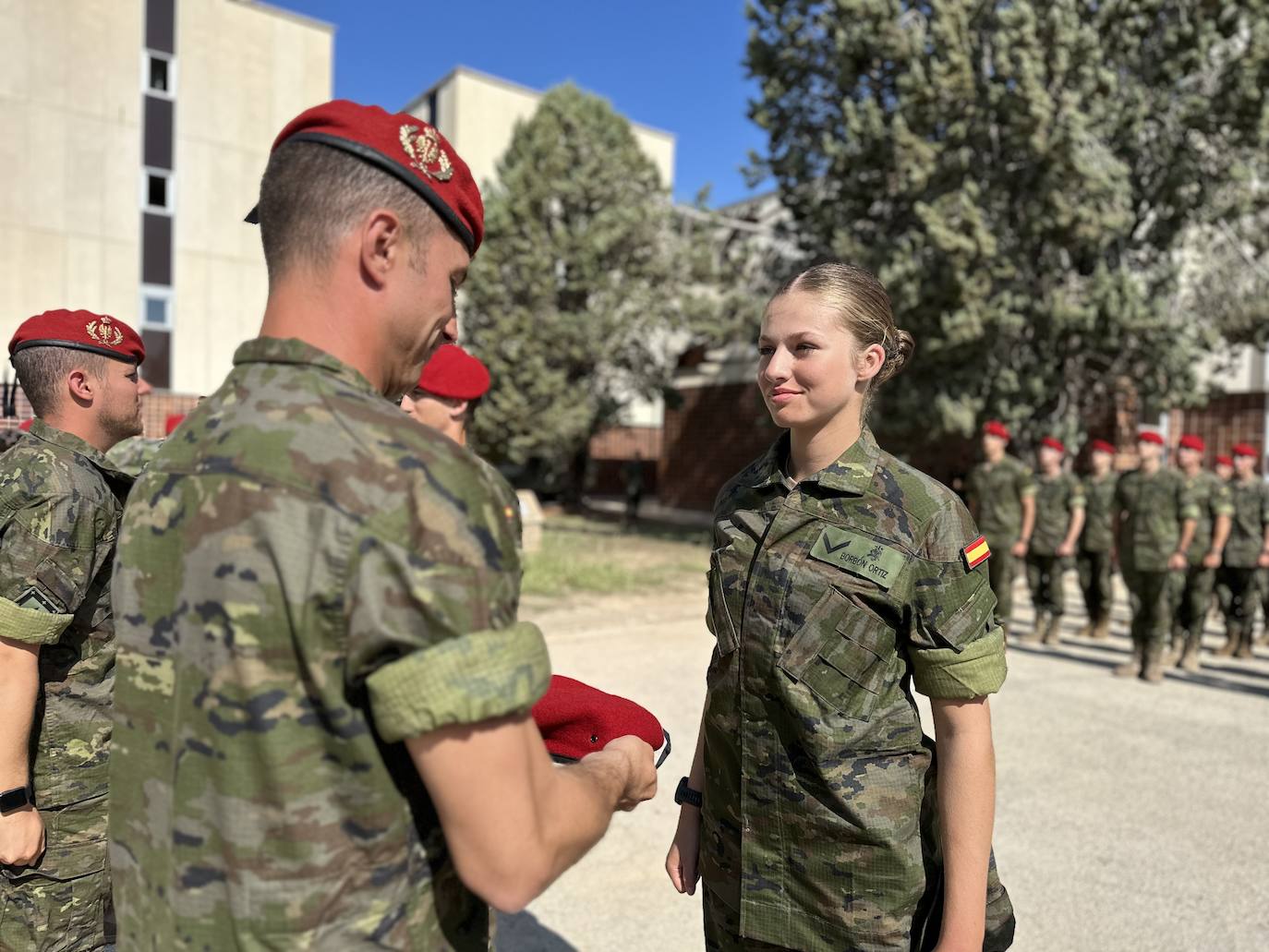 La hija mayor de los reyes de España luce el apellido de ambos en su uniforme: Borbón Ortiz. 