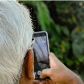 Persona mayor con smartphone.