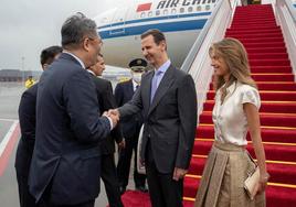 El presidente sirio, Bashar al-Assad, y la primera dama, Asma al-Assad, al ser recibidos a su llegada a China.