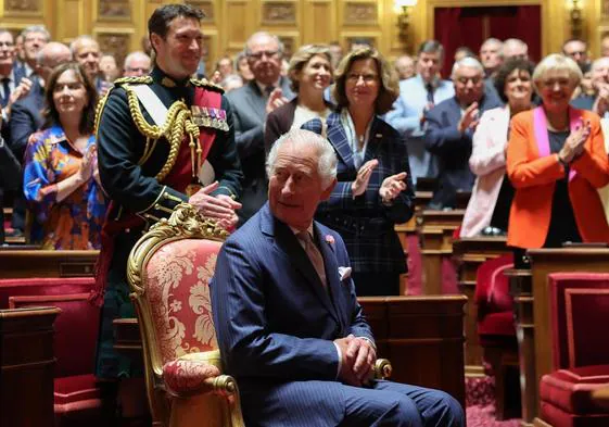 Los senadores franceses y los miembros de la Asamblea Nacional saludan al rey Carlos III