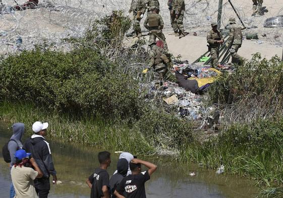 Los guardias de frontera de EE UU diisuelven las tiendas de campaña de varios migrantes