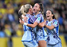 Alexia Putellas y Athenea del Castillo celebran el primer gol de España.