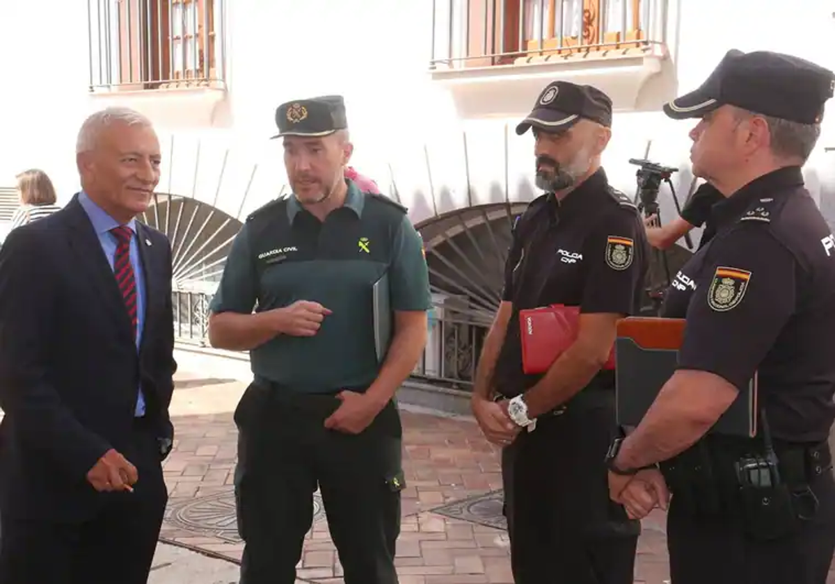 El delegado del Gobierno, Francisco Mendoza, a la izquierda, junto al teniente coronel de la Guardia Civil, Manuel Delgado, y el comisario de la Policía Nacional de Almendralejo, Jesús Corrales, segundo por la derecha, el martes pasado en Almendralejo.