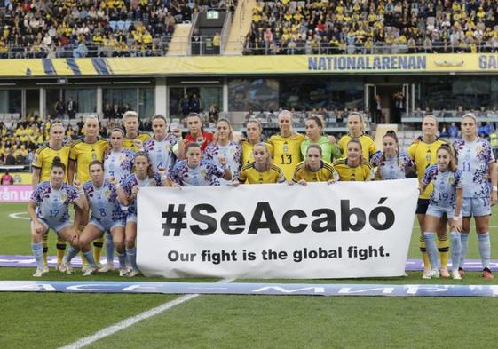 Las jugadoras españolas y suecas, con la pancarta desplegada antes del inicio del partido en Gotemburgo.