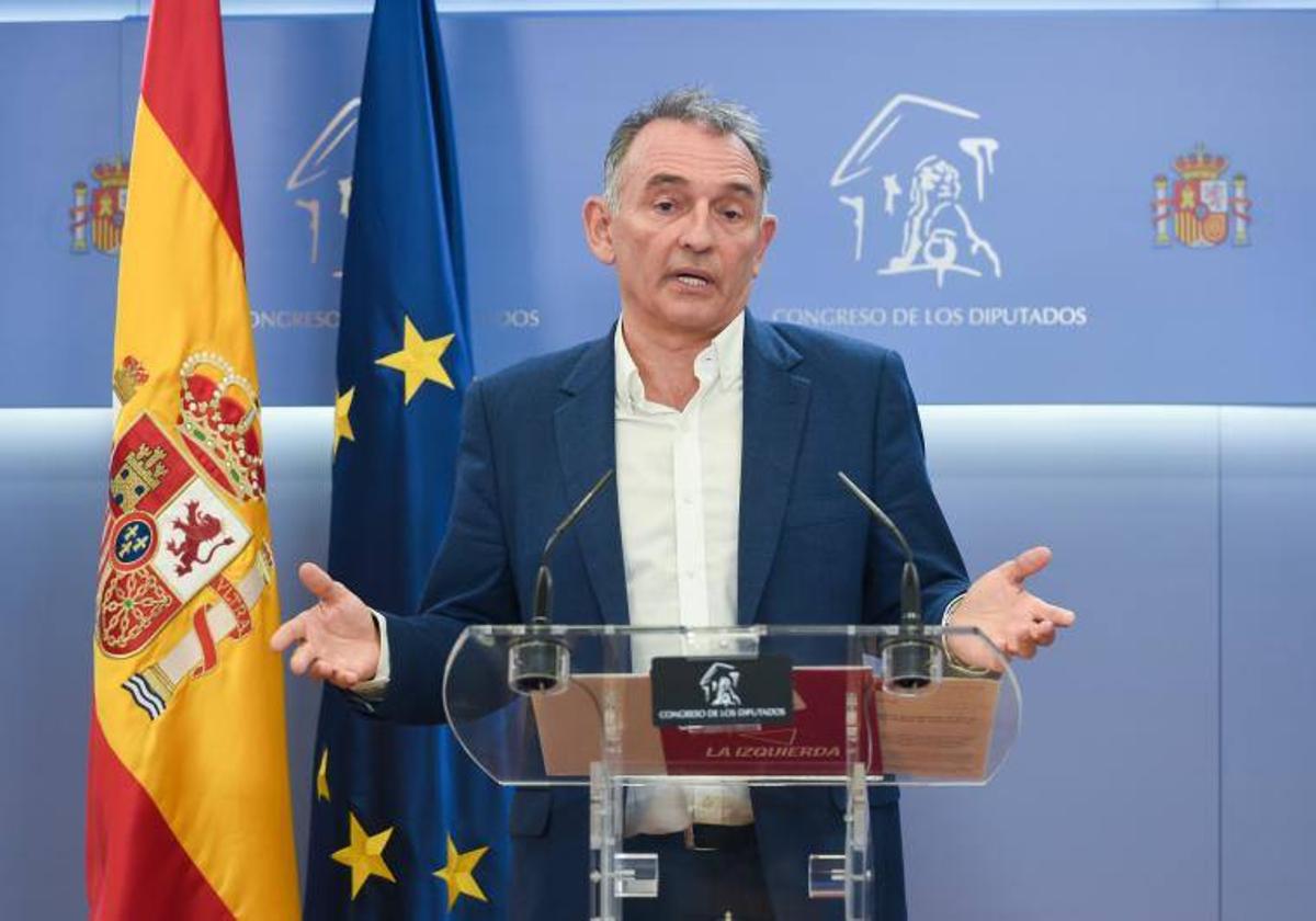 El diptuado de Sumar Enrique Santiago durante su rueda de prensa este viernes en el Congreso.