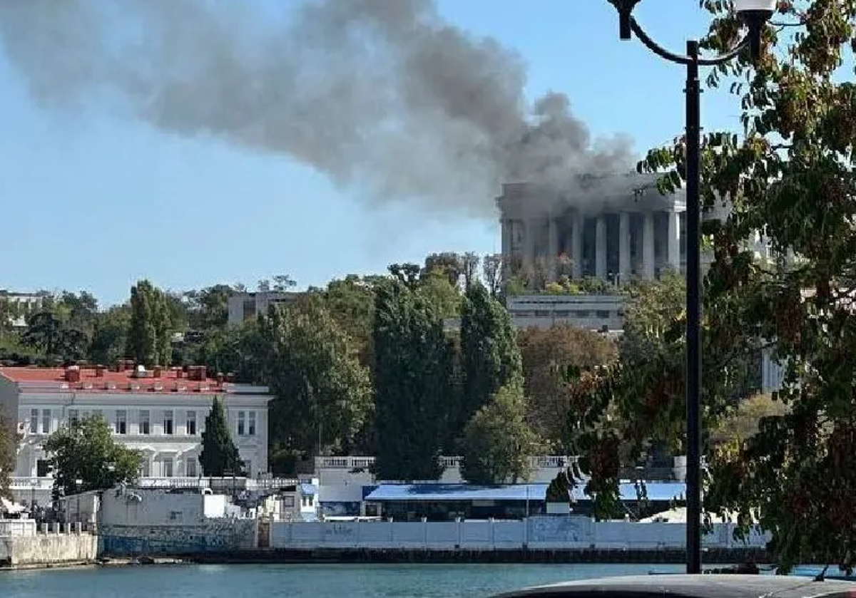 El edificio del Estado Mayor de la Flota del Mar Negro en Sebastopol después del ataque