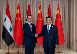 El presidente sirio, Bashar al-Assad, y su homólogo chino, Xi Jinping, durante su encuentro de este viernes en Hangzhou.