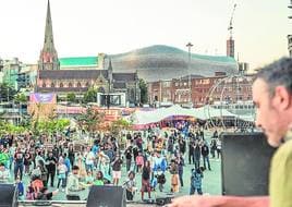 Un grupo de ciudadanos de Birmingham disfrutan de un concierto en la plaza de Saint Martin.