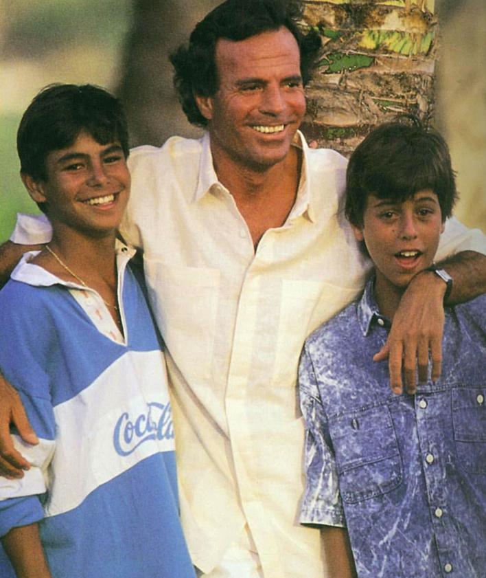 Imagen secundaria 2 - Arriba, con Isabel Preysler, Chabeli y Julio José (Enrique no había nacido); a la izquierda Julio Iglesias con miranda Rynsburger y sus cinco hijos. A la derecha, Julio Iglesias posa con sus hijos Julio Jr. y Enrique.