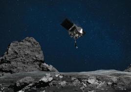 Una ilustración proporcionada por la NASA muestra la nave espacial OSIRIS-REx de la NASA recogiendo una muestra del asteroide Bennu.