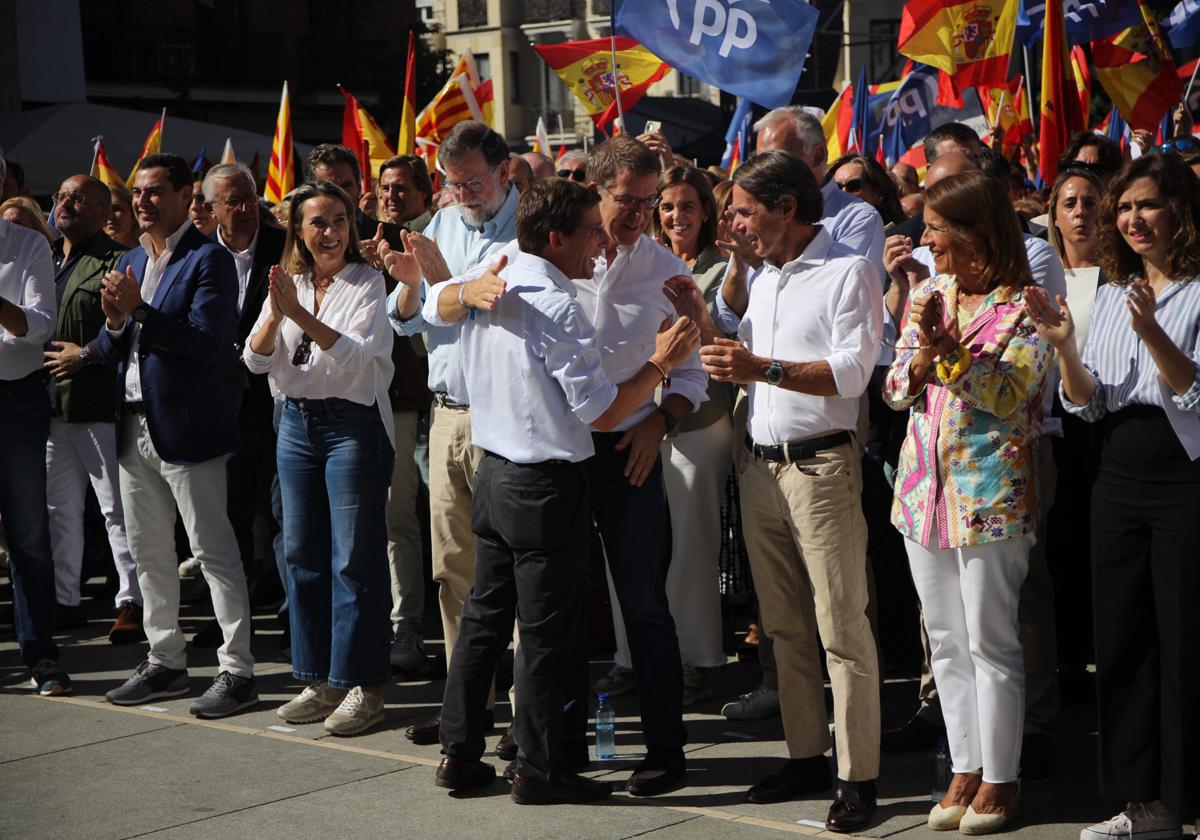 Feijóo, junto a Rajoy, abraza a Almeida, que saluda a Aznar.