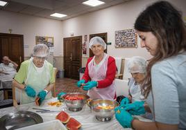 Usuarias de la residencia de la Virgen de la Vega cocinando, una de las terapias que se usa en la residencia.