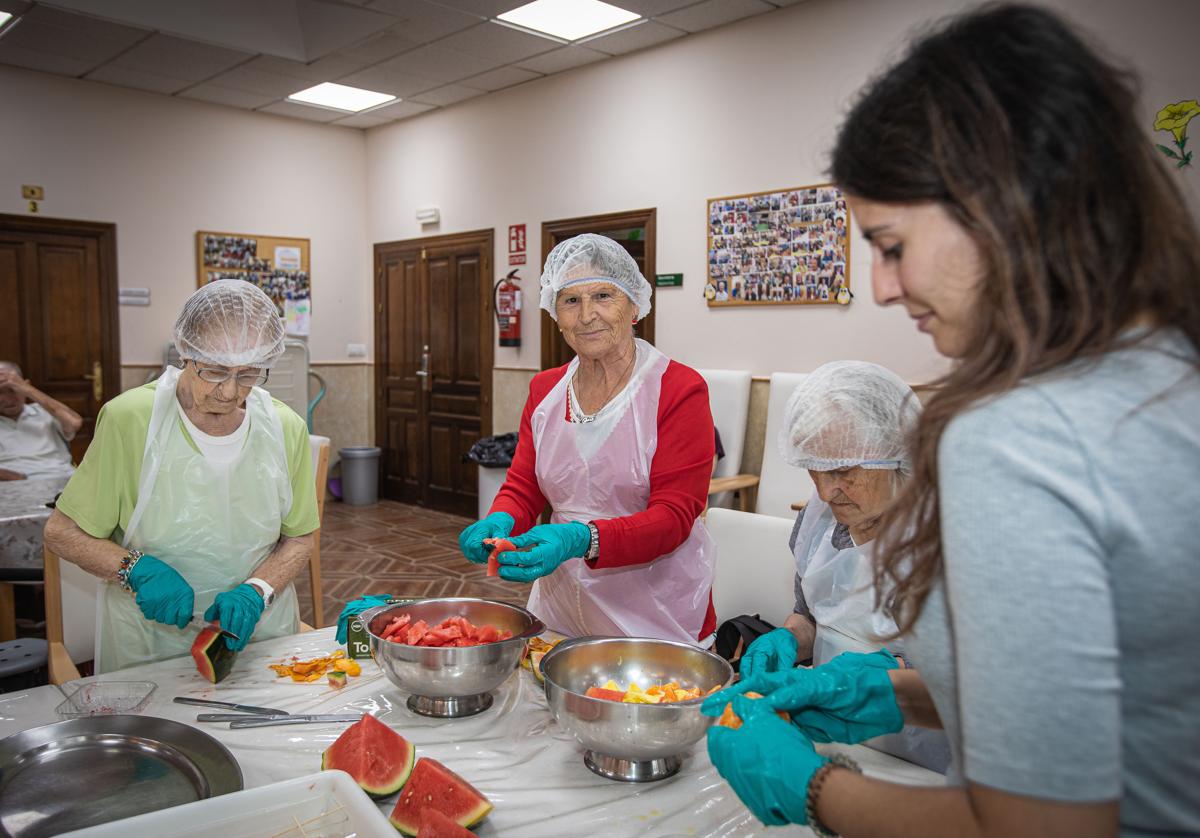 Usuarias de la residencia de la Virgen de la Vega cocinando, una de las terapias que se usa en la residencia.