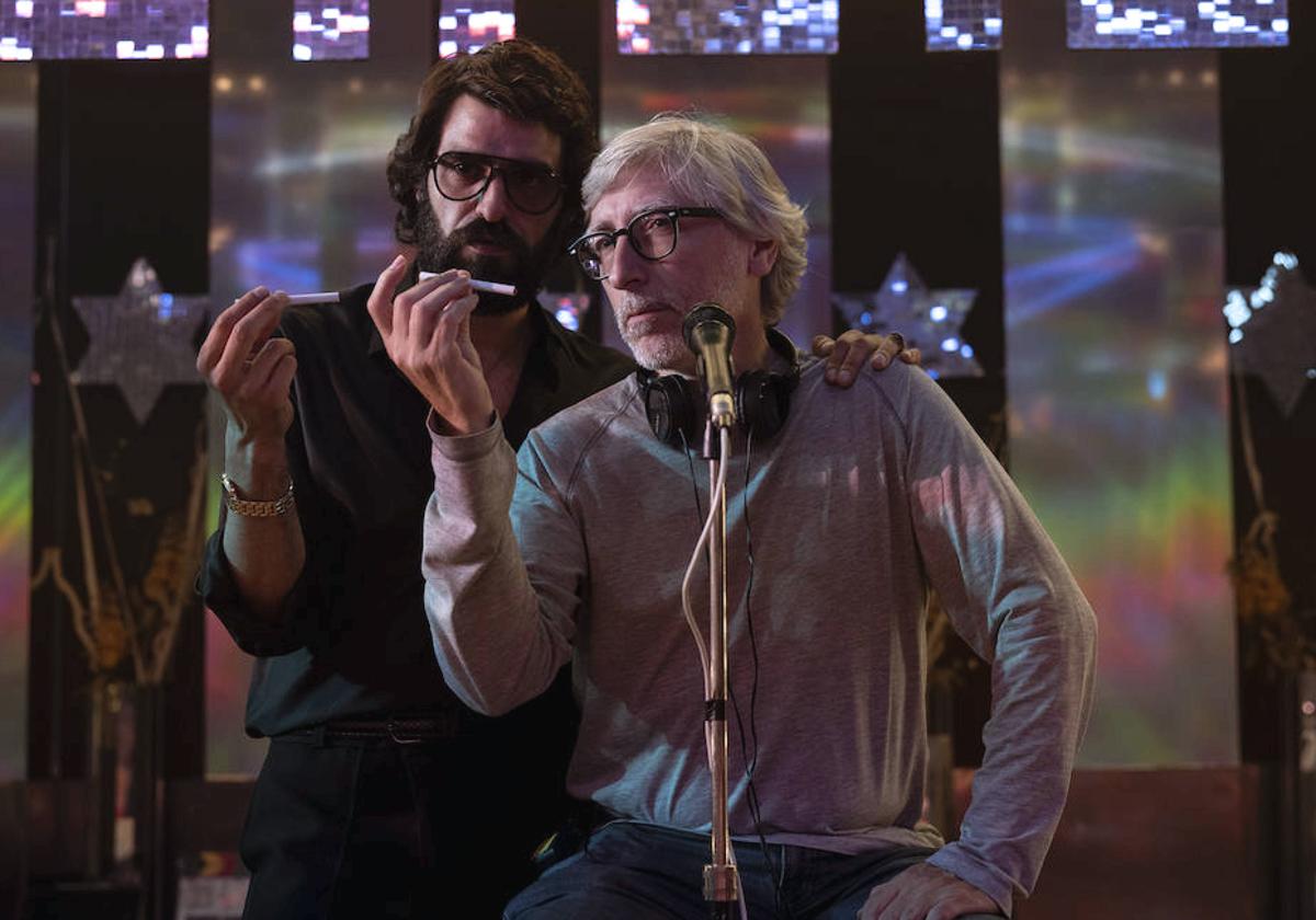 David Trueba y David Verdaguer como el cómico Eugenio en el set de 'Saben aquell'.