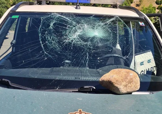 El Nissan X-Trail de la Guardia Civil del Puesto de Seria que fue dañado con la piedra de grandes dimensiones en la localidad de Chía.