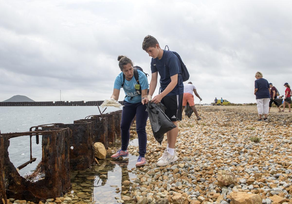 Campaña de recogida de basura en playas españolas.