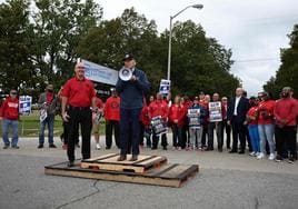 Joe Biden se dirigió este martes, megáfono en mano, a los huelguistas del sector automovilístico en la localidad de Van Buren.