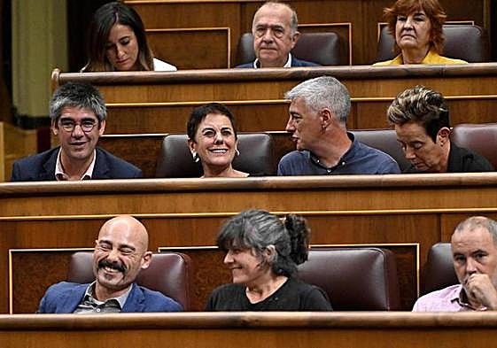 Los diputados de EH Bildu siguen este martes la intervención de Feijóo desde sus escaños.