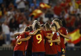 Las españolas celebran uno de sus goles ante Suiza en Córdoba.