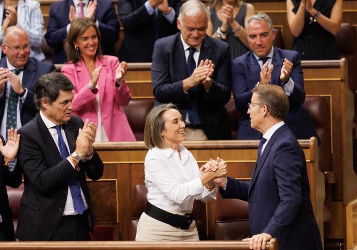 La bancada popular aplaude al presidente del PP y candidato a la presidencia del Gobierno, Alberto Núñez Feijóo