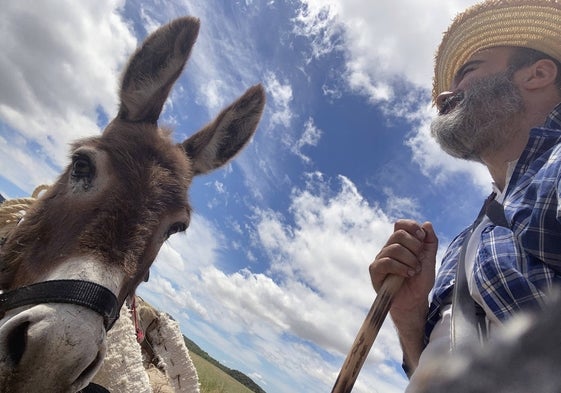 El burro Paolo y el cineasta Oskar Alegría, que firma la película documental 'Zinzindurrunkarratz'.