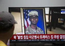 Un hombre mira en su casa de Seúl las noticias que muestran al soldado estadounidense Travis King.