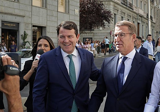 El presidente de la Junta Castilla y León, Alfonso Fernández Mañueco y el líder del PP, Alberto Núñez Feijóo